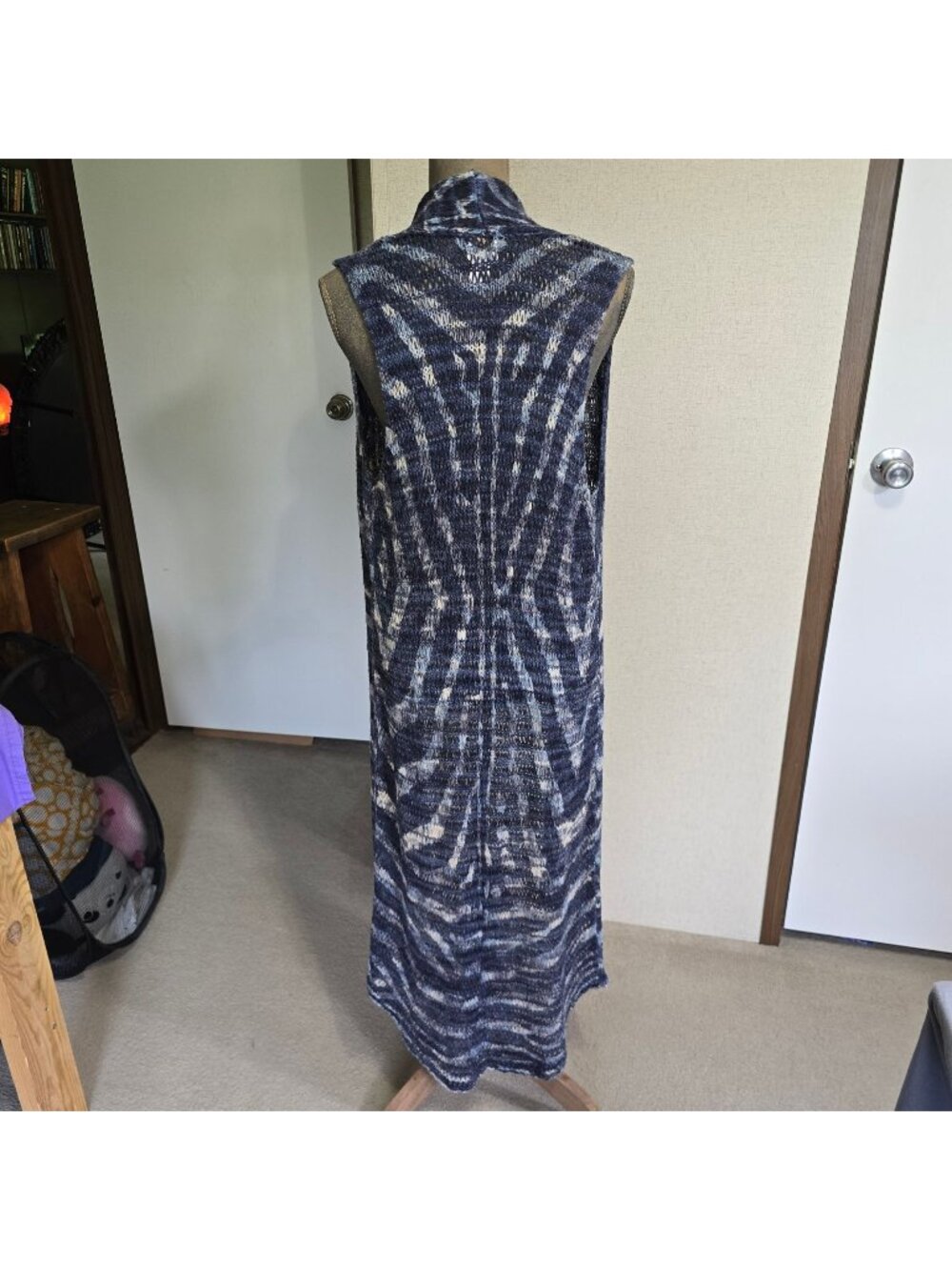 Chicos Size 1 Medium Sleeveless Open Front Duster Cardigan Blue Tie-Dye Knit